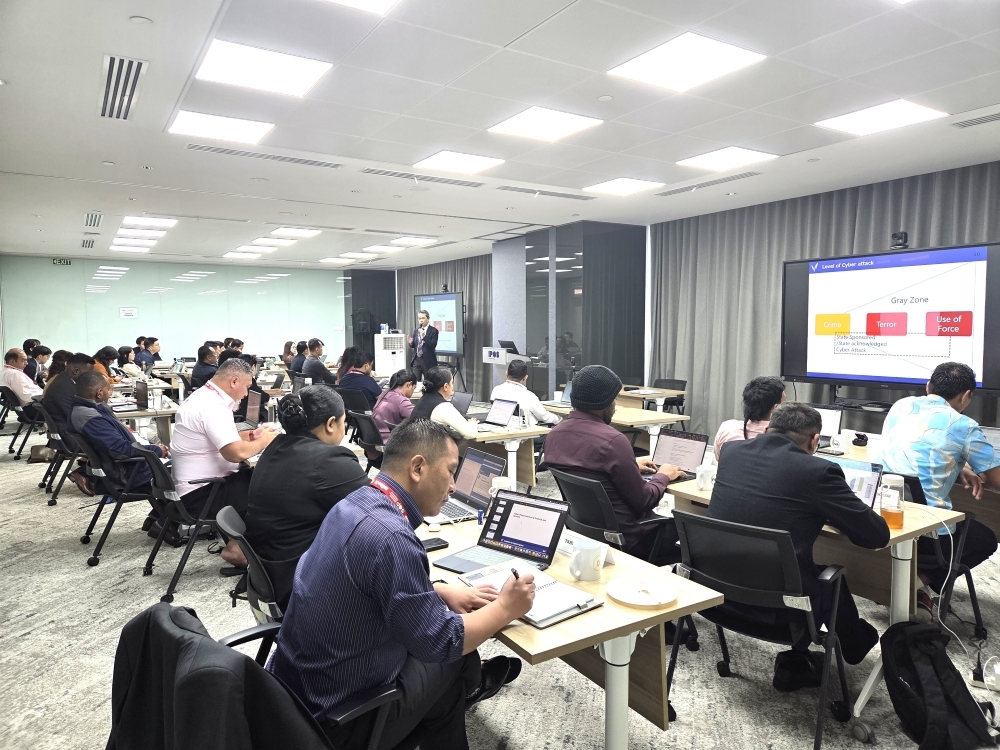 会議室に30名ほどの研修員が集まり、講義を受けている。