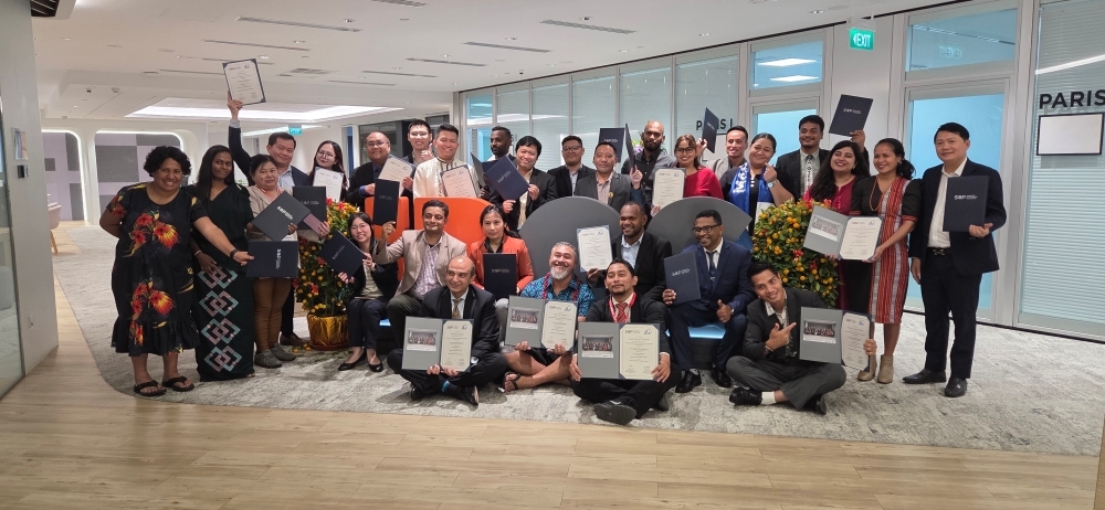 研修員ら約30名の集合写真。修了書を手に持っている。